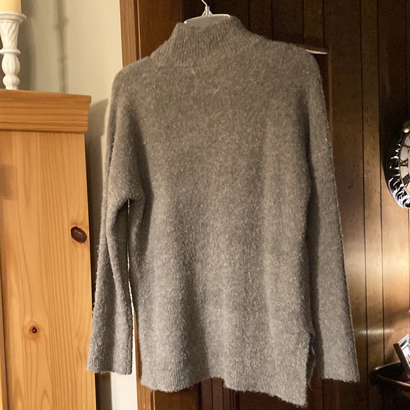 Abercrombie & Fitch Sweater. Size Small - Picture 5 of 5